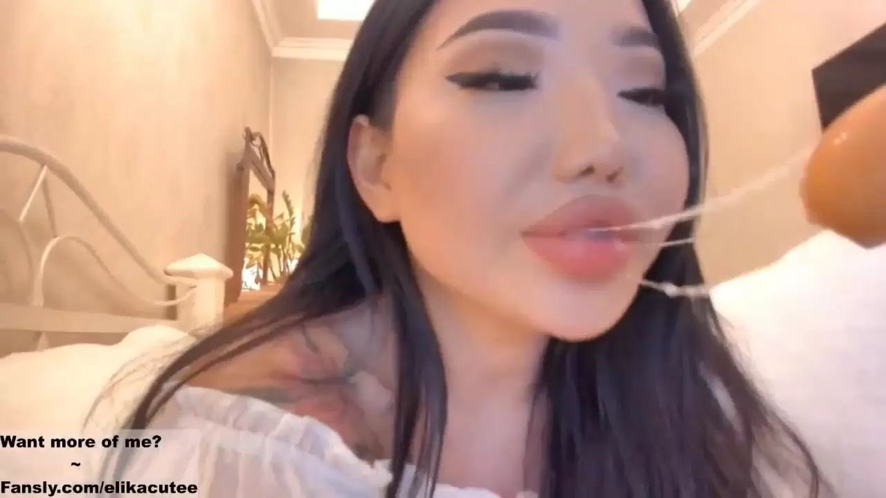 Elikacutee - [Chaturbate] Panties fucking pussy closeup