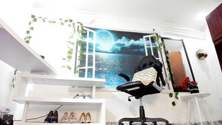 zohey_lil - [Chaturbate] Hot Show Fucks Herself Chat