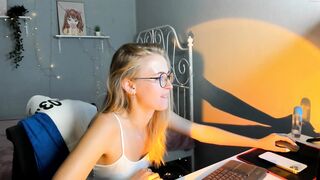 linellali - [Chaturbate] Amateur Caught On Webcam Flashing Ass