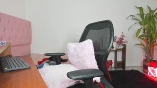 aliciawonderx - [Chaturbate] Cute WebCam Girl Fucks Herself Big Tip Goal