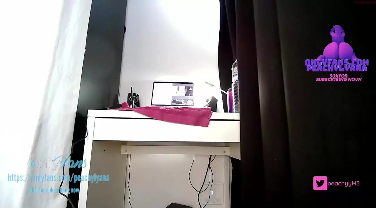 Peachyym's open booty