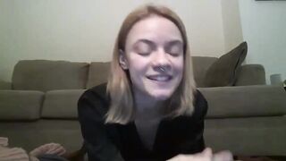 littlelaurie2 - [Chaturbate] Cam Clip First Time Rubbing Pussy