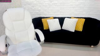 victorialeia - [Chaturbate] Flashing Ass summing mouth